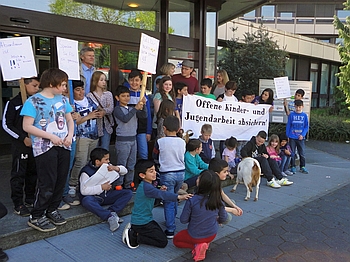Kinder protestieren vor dem Rathaus