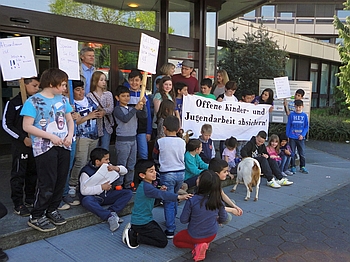 Kinder protestieren vor dem Rathaus
